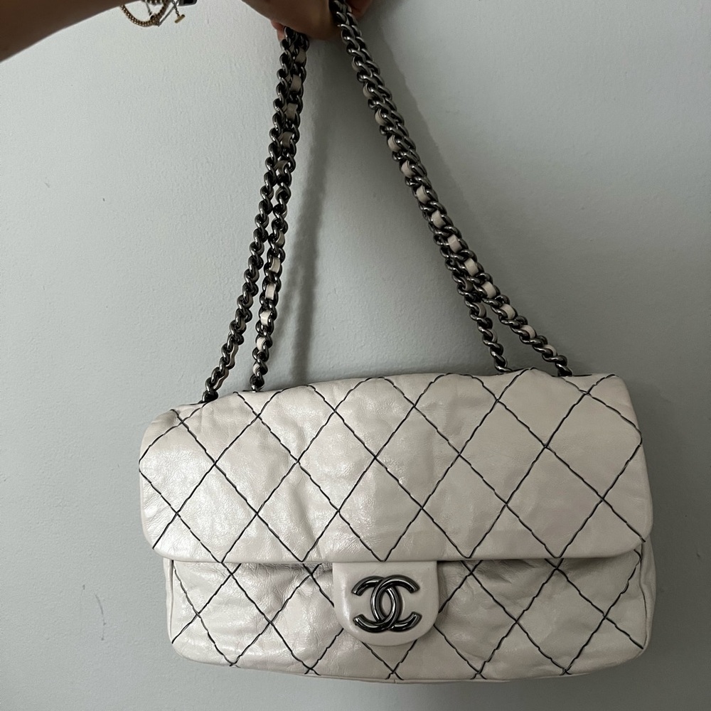 Chanel White Quilted Shoulder Bag with Iconic CC Logo